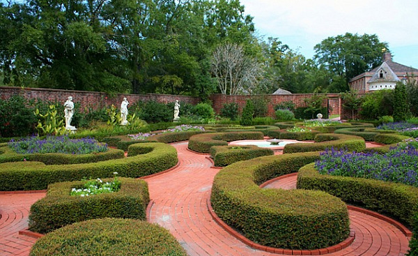 een formele tuin die bekend staat als een knooptuin met talloze paden