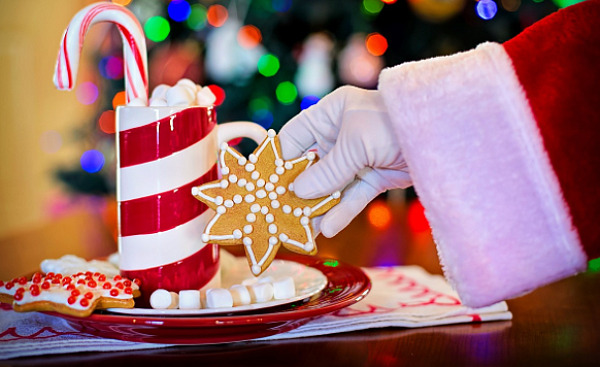 Der Weihnachtsmann, eine Zuckerstange, eine Kerze und ein Keks ... Weihnachtstraditionen