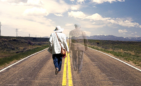 ann ouder echtpaar dat hand in hand over de weg loopt