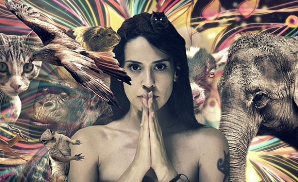 eine junge Frau, umgeben von Vögeln und einem Elefanten