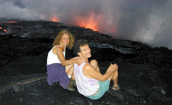 Die Autoren sitzen auf einem ausgetrockneten Lavastrom auf der Big Island von Hawaii.