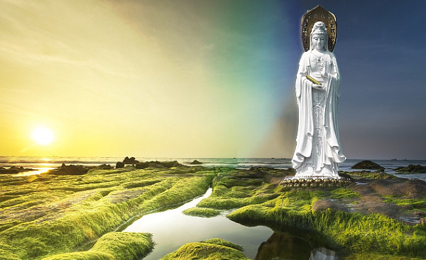 屋外の沼地にある観音像、慈悲の女神