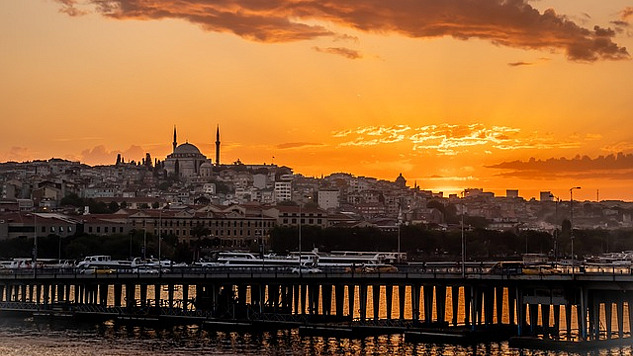 mji wa Istanbul na kizimbani kinachoenea baharini