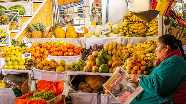 a photo of an outside market in South America