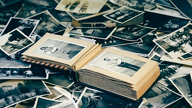 un tas de vieilles photos et un livre contenant de vieilles photos