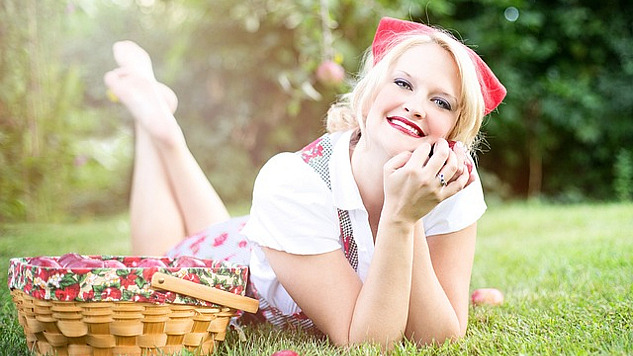bella donna fuori posa sull'erba sorridente