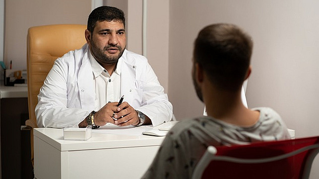 Übergewichtiger Arzt spricht mit seinem Patienten
