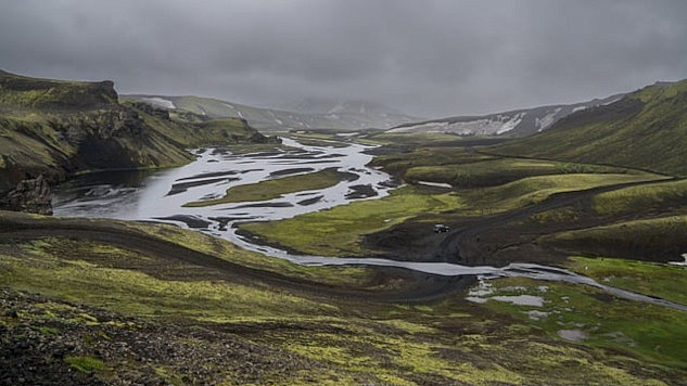 a river flowing around rocks and small islands