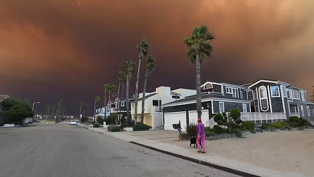 Wildfire smoke in California urban neighborhood with visible haze and smoky sky.