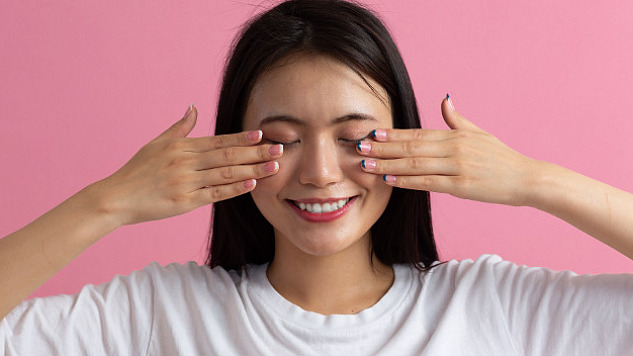 demonstrating eye exercises to improve vision