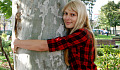 wanita muda memeluk pokok