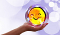 एक हाथ में एक गोल मुस्कुराते हुए चेहरे की छवि है