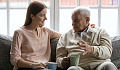 גבר מבוגר מדבר עם מבוגר צעיר על כוס תה