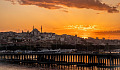 伊斯坦布尔市和延伸入海的码头