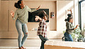 Nő és gyerekek boldogan táncolnak
