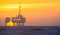 太陽落在海上石油鑽井平台上。 圖片：troy_williams來自Flickr