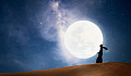 babaeng may hawak na full moon