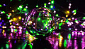 una bola de cristal llena y rodeada de motas de luz