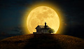 bulan purnama memenuhi langit di belakang sebuah rumah