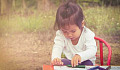 Az írás és az olvasás a gyermekek gyakorlati játékával kezdődik