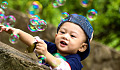 ein kleiner Junge, umgeben von Seifenblasen