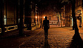 一个人独自走在黑暗的街道上