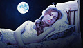 mulher deitada em uma cama de solteiro com lua cheia ao fundo
