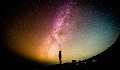 Persona, in piedi e guardando le stelle e la Via Lattea.