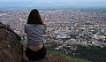一个女人坐着俯瞰城市