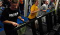 mense wat op treadmills in 'n gimnasium oefen