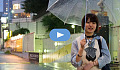열린 우산을 들고 걷는 웃는 어린 소녀