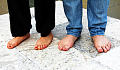 zwei Paar nackte Füße stehen fest