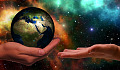 dłoń trzymająca planetę Ziemię, oferująca ją otwartej dłoni innej osoby