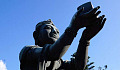 تمثال بوذا يحمل هدية إلى السماء