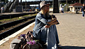 火车站里坐在手提箱上的女人