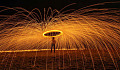 una persona con un ombrello sotto i fuochi d'artificio