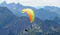 山脉附近天空中的滑翔伞