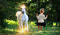 două creaturi magice: un unicorn și un copil