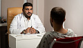 врач с избыточным весом разговаривает со своим пациентом