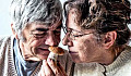 Ett äldre par luktar en svamp tillsammans