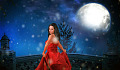 wanita berpakaian merah di bawah cahaya bulan purnama