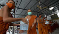 불교 승려가 태국에서 역 역할을 맡았습니다. 이제 그들은 다른 사람들에게 물품을 기부하는 것입니다