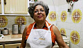 70 के दशक की शैली की रसोई में रंग का वृद्ध व्यक्ति