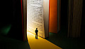 uomo in piedi all'interno di un libro aperto