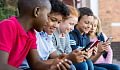 सेलफोन के साथ बच्चों को बुलीज होने की संभावना अधिक है - या बुलिड हो जाओ। माता-पिता के लिए 6 युक्तियां यहां दी गई हैं
