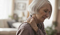 Пожилые люди старше склонны к хронической боли?