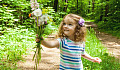 jong meisje stak een bos wilde bloemen uit