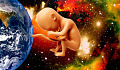 תמונה של כדור הארץ עם תינוק מקושר אליו בחבל טבור