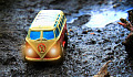gelber Volkswagen-Van auf einem nassen Berggelände