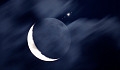 Der Mond trifft (von links nach rechts) auf Callisto, Ganymed, Jupiter, Io und Europa.